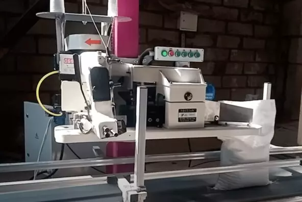 Качество шва во многом зависит от навыков оператора. В автоматической машине влияние человека минимальное, поэтому шов получается стабильно ровным и одинаковым на каждом мешке