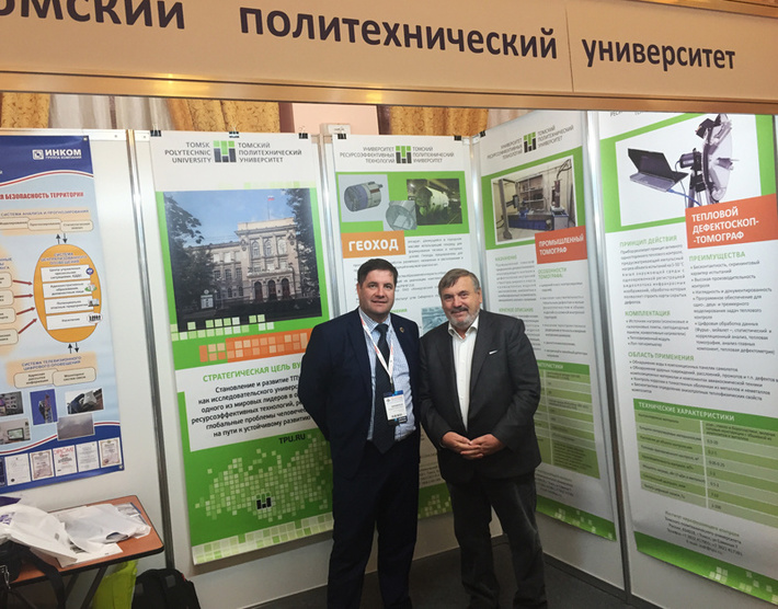 На фото слева директор ЮТИ Андрей Ефременков, справа — профессор кафедры экспериментальной физики ТПУ Валерий Кривобоков.
