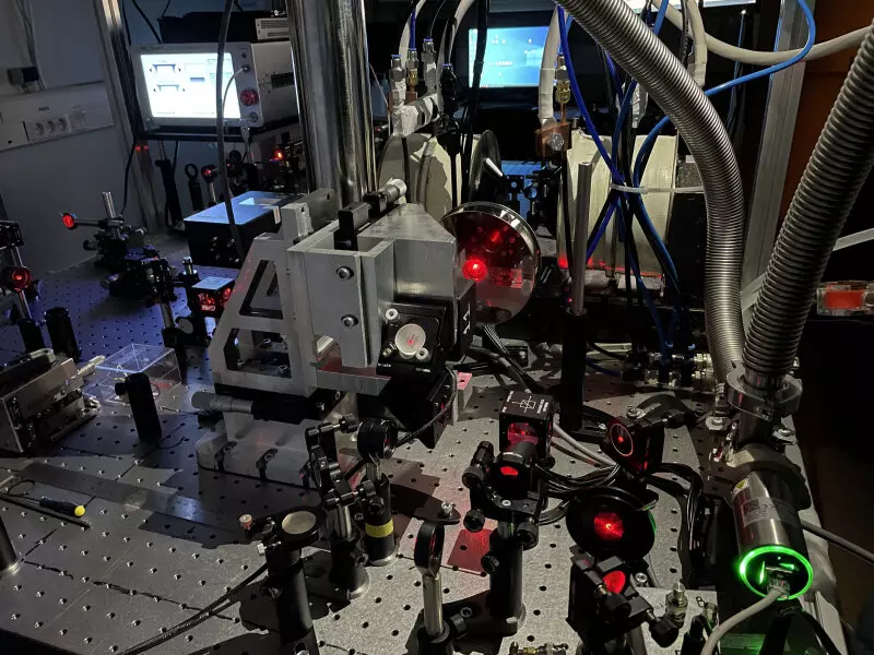 Прототип гибридного фотонно электрического чипа создали ученые ИТМО