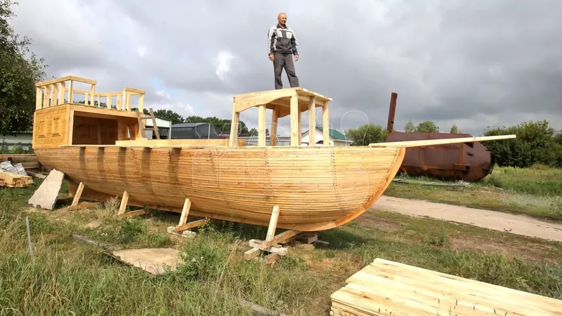 Житель Воронежской области строит корабли на собственном участке