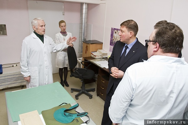 На фото: Андрей Турчак в поликлинике при Опочецкой районной больнице