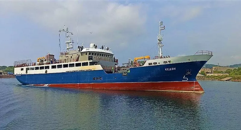 На краболовном судне Кедон проекта 03141 поднят государственный флаг