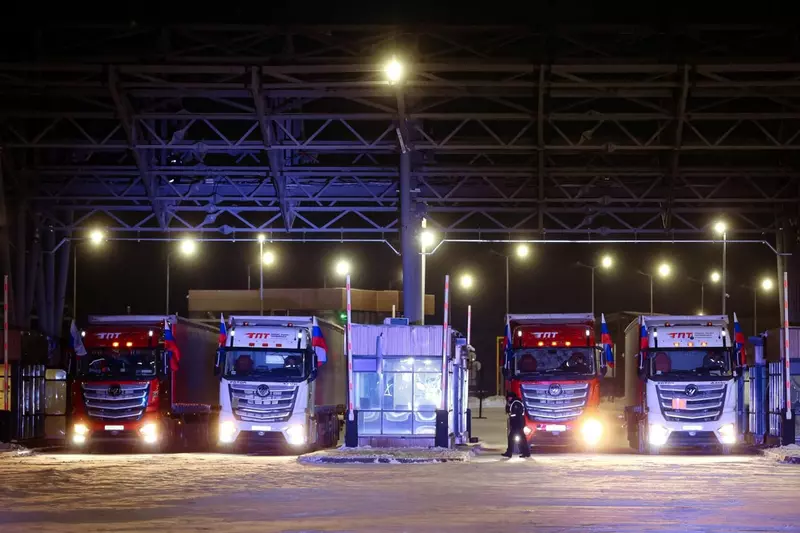 Иллюстрация №1 для новости «Транспорт: Открыто движение через реконструированный пункт пропуска Кани Курган на границе с Китаем»