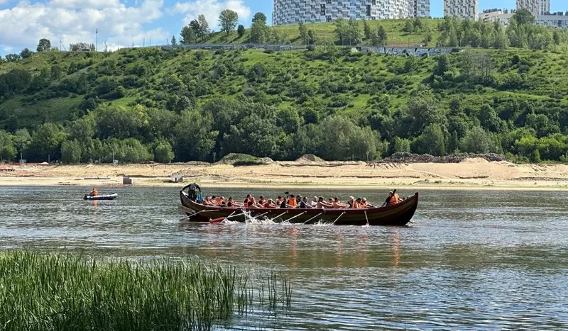 В Нижнем Новгороде спустили на воду древнерусскую ладью