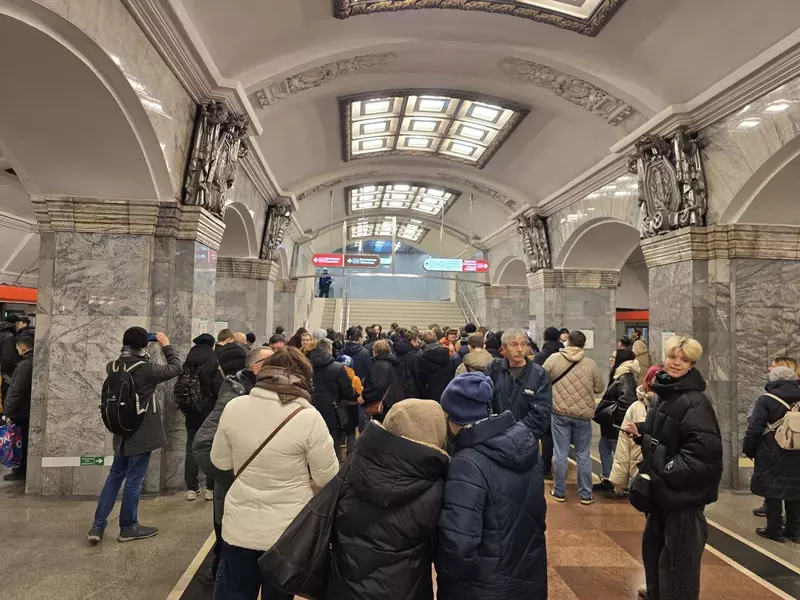 Картинка 3 для «метро: Станции метро Юго Западная и Путиловская открыли в Петербурге»