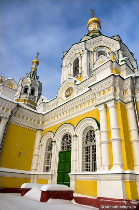 Георгиевский храм в праздничный день
