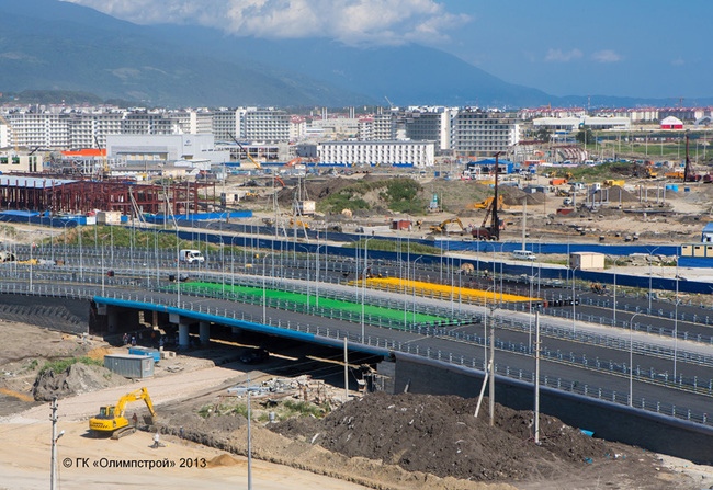 Завершается строительство пешеходных мостов в Олимпийском парке