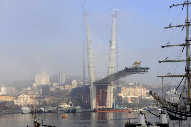 Пилон моста через залив Золотой Рог