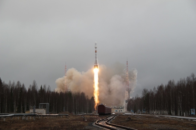 космодором "Плесецк": пуск ракеты-носителя среднего класса «Союз-2.1б», которая вывела на орбиту космический аппарат «Глонасс-М» (26 апреля 2013 г.)