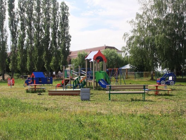 Эту детскую площадку Зеленая Долина подарила Борщевому на День села.
