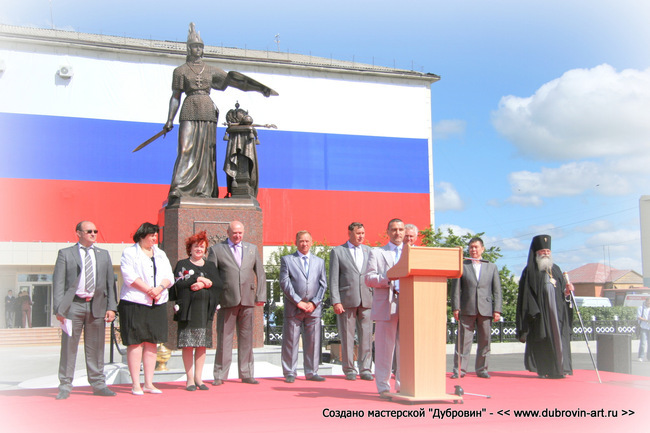 Торжественное открытие новой скульптуры в Частоозерье. © Михаил Новосёлов / www.dubrovin-art.ru