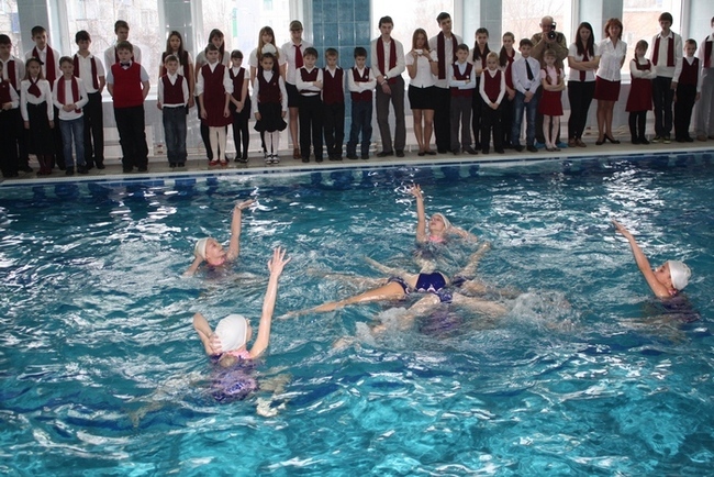 приятным сюрпризом для гостей церемонии открытия стало выступление членов команды Красноярского края по синхронному плаванию, а также именитых пловцов из краевого центра