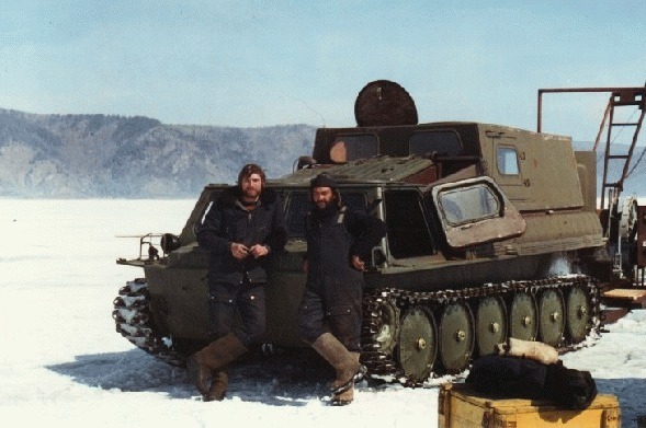 Зимой всю технику перевозят с берега на место установки на льду. 1996 год.