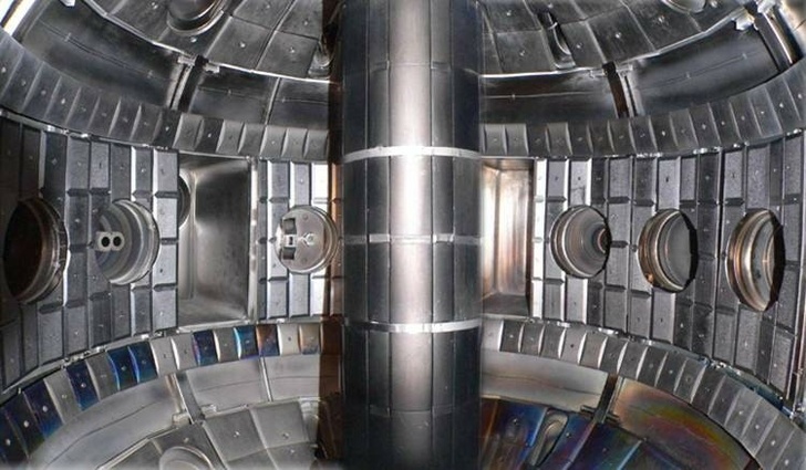 Внутренняя поверхность вакуумной камеры токамака с графитовым покрытием