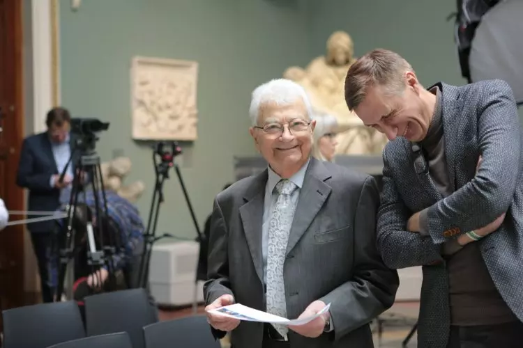 4 для поста «Выдающимся ученым вручили премию»