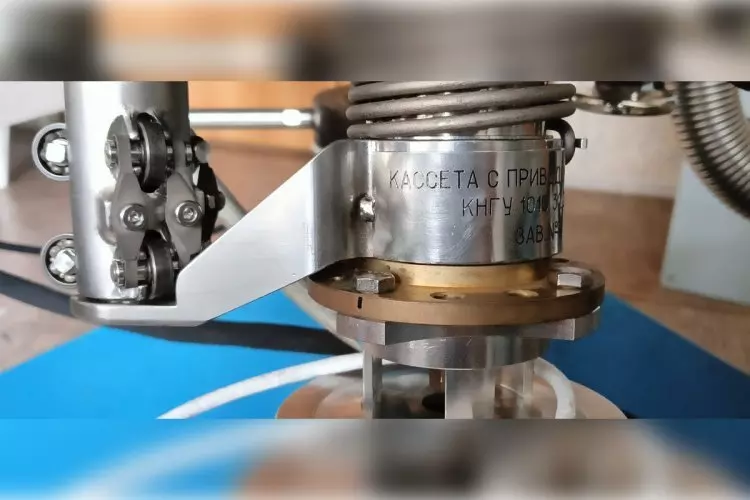 Изображение 2 для «наука: Впервые в российской науке полупроводниковые пленки выращены в открытом космосе»