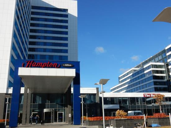 Hampton moscow. Hampton by Hilton Строгино. Хэмптон Москва отель Строгино. Отель Хилтон Москва Кулакова 20. Гостиница Hampton by Hilton Москва.