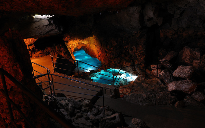 В пещере находится один из самых больших сталактитов в Европе.