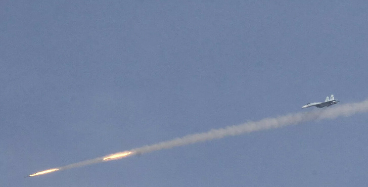 Истребитель Су-27 производит пуск бортовых ракет.