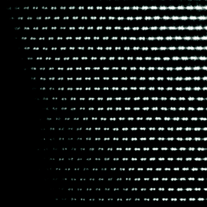 Изображение просвечивающей электронной микроскопии высокого разрешения. Яркие точки соответствуют атомным колонкам переходных металлов (никель-марганец и кобальт-марганец). Темные участки соответствуют колонкам атомов лития и кислорода / © Анатолий Морозов