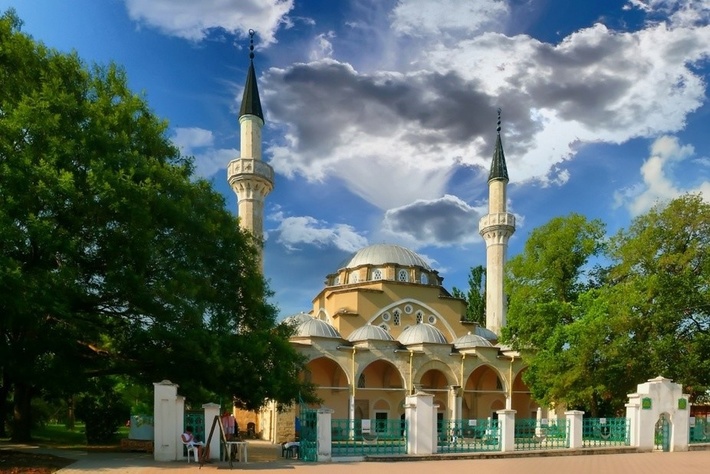 Мечеть Джума-Джами - самая большая по площади в Крыму.