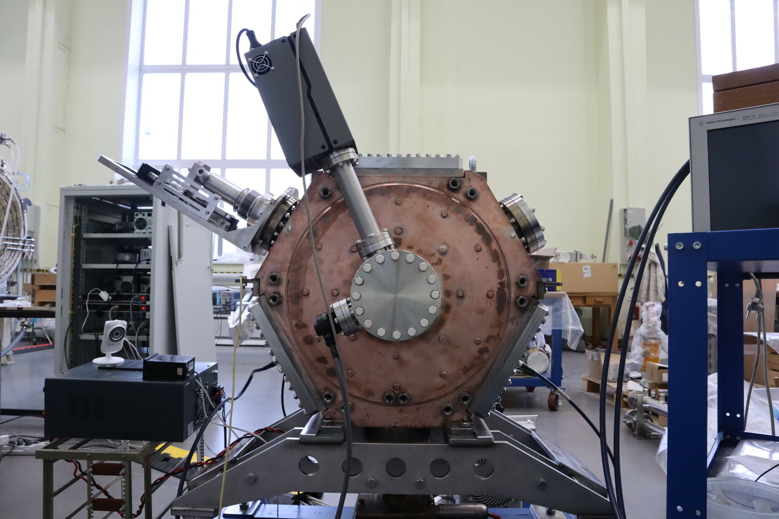Высокочастотный резонатор, отвечающий за ускорение электронов в бустере СКИФ. Фото Т. Морозовой.