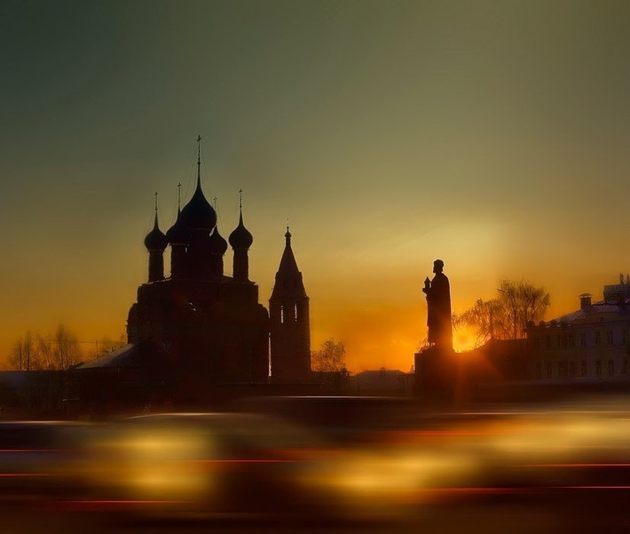 Памятник расположен на площади Богоявления в центре Ярославля.