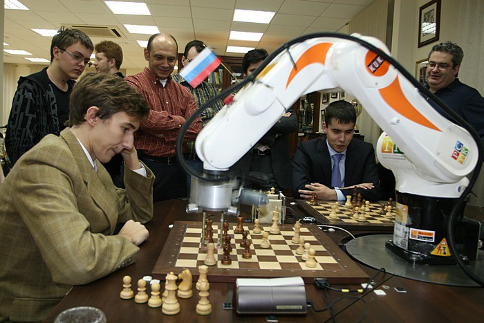 Одновренно против робота играют сильнейшие российские шахматисты Сергей Карякин и Ян Непомнящий