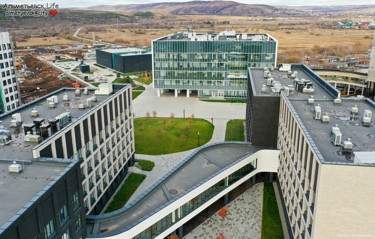 Комплекс кампуса научно-образовательного центра Высшей школы нефти в Альметьевске в ходе строительства (ноябрь 2022 г.)