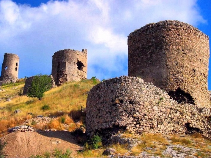 Крепость запирала Балаклавскую бухту.