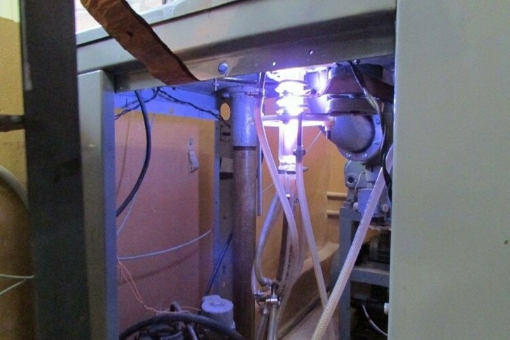 Разрядная камера ВЧ-плазменной индукционной установки обработки материалов. Светятся метастабильные атомы плазмообразующего газа аргона.