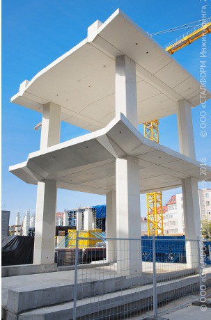 Двухэтажный типовой модуль здания в натуральную величину. Перекрытия и колонны построены из белого архитектурного бетона в опалубке СТАЛФОРМ