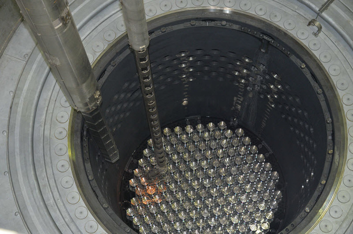Загрузка топливных сборок в реактор ВВЭР-1000