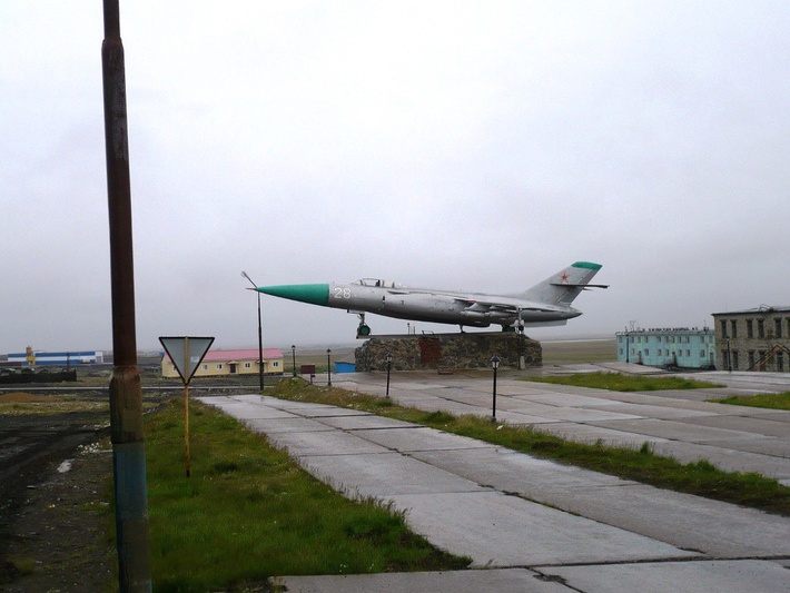 Як-28П перевезён из Белушьей Губы, на заднем плане новые сооружения