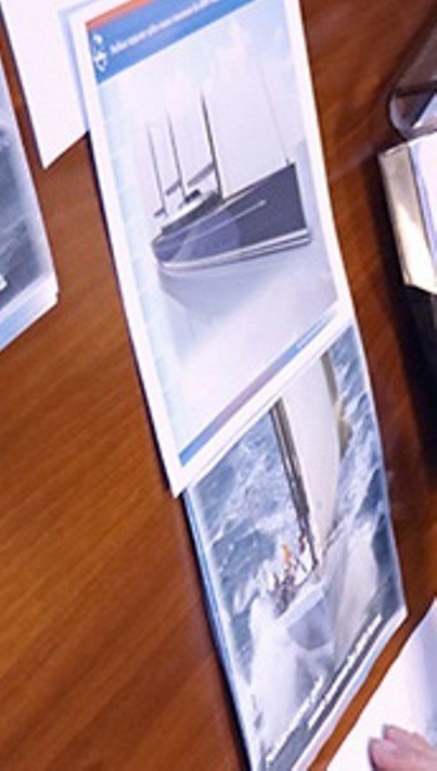 Эскизы, которые лежат перед Конюховым на фото