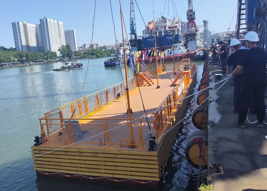В Ростове-на-Дону спустили на воду новый плавучий причал для швартовки судов на подводных крыльях