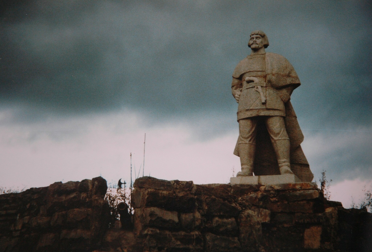 Когда-то памятник Пугачёву стоял на возвышенности, словно оглядывая просторы