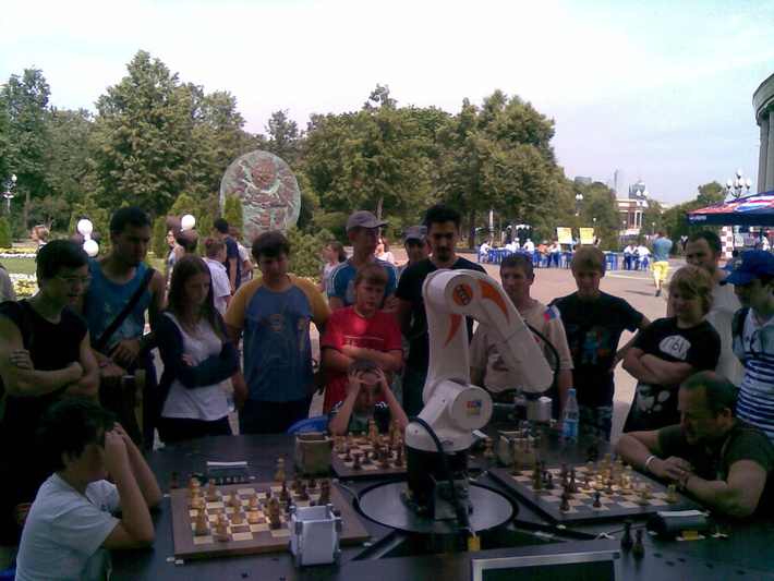 На спортивном празднике в Лужниках в окружении толпы любителей шахмат.