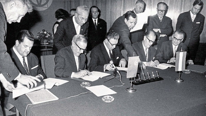 Подписание контракта на поставку природного газа из СССР в Австрию, 1968 год. Фото: OMV AG