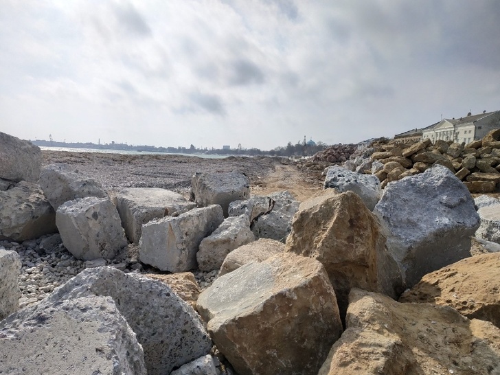 Ранее море доходило до груды камней в правой половине фотографии. Теперь это галечный пляж!