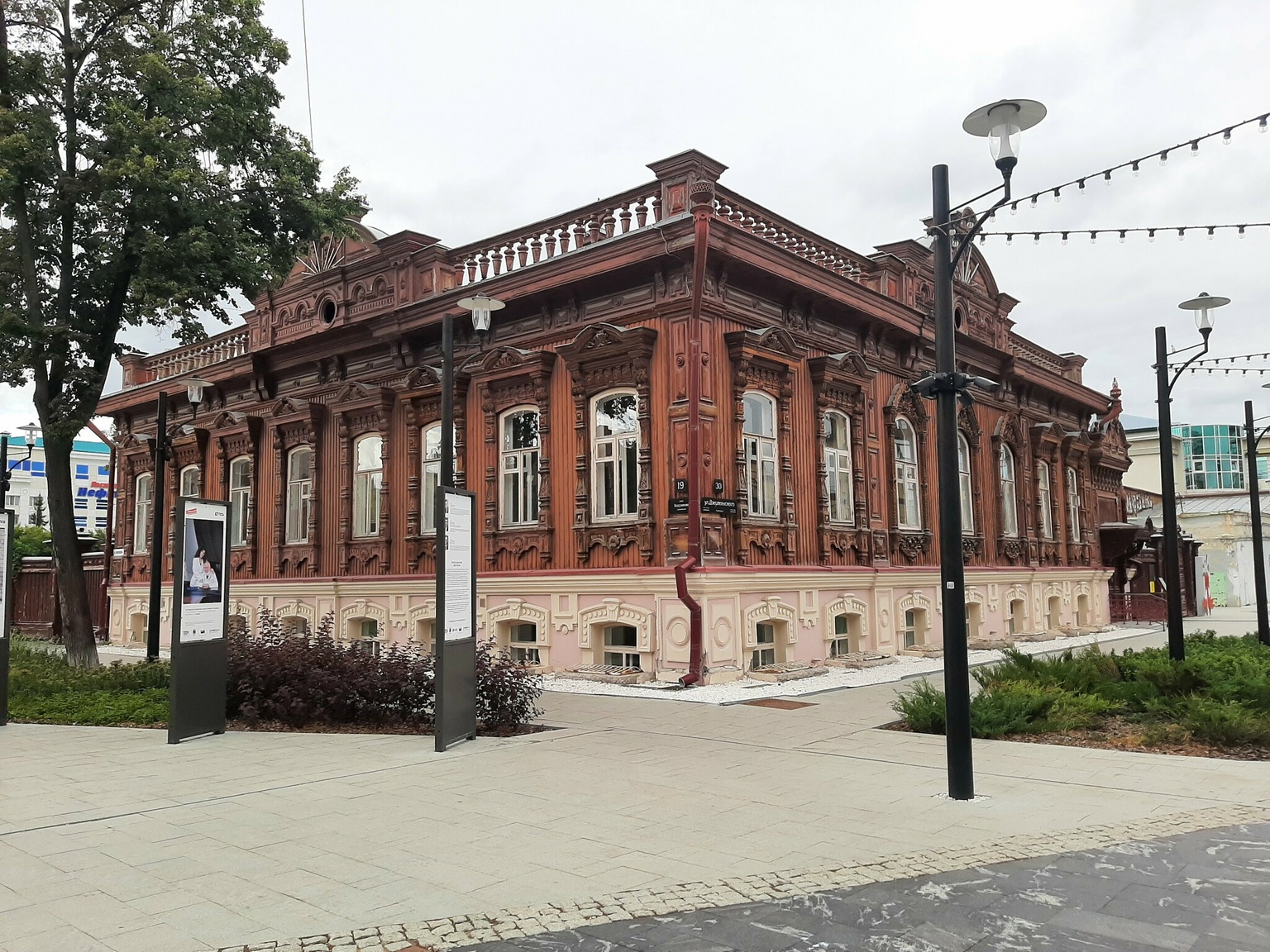 Главный дом усадьбы Василия Буркова находится в прекрасном состоянии (фото автора)