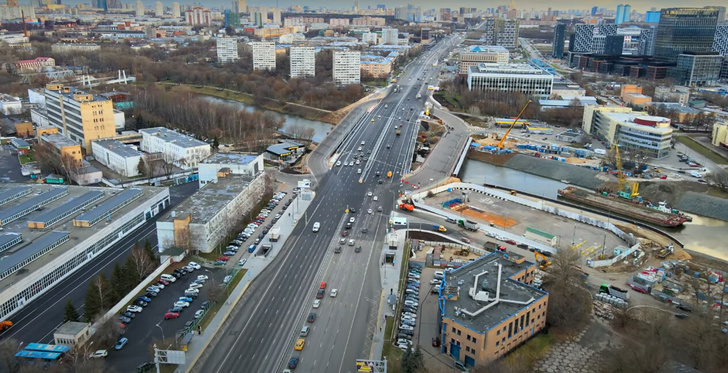 Открытие моста через реку Сходню на Волоколамском шоссе в Москве с дрона (22.11.2021).