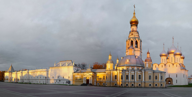 2012 год. Вологда. Кремлевская площадь. Слева - восточная стена Вологодского Кремля. По центру - Воскресенский собор 1772—1776 года постройки, за ним - колокольня Софийского собора, 1659 года постройки. Справа - Софийский собор, построен в 1568—1570 годах.