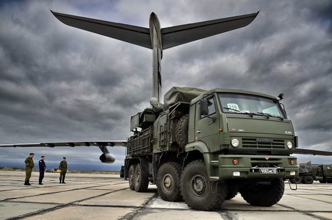 Выгрузка боевой машины ЗРПК "Панцирь-С1" из самолета Ил-76 на аэродроме Елизово на Камчатке