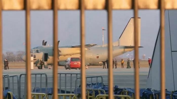 Разгрузка самолета с российской вакциной в аэропорту г. Кошице