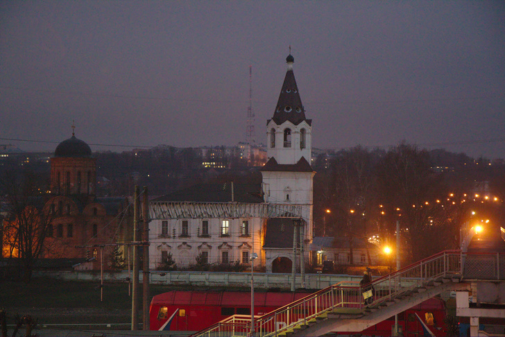 Варварьинская (справа) и Петропавловская (слева) церкви