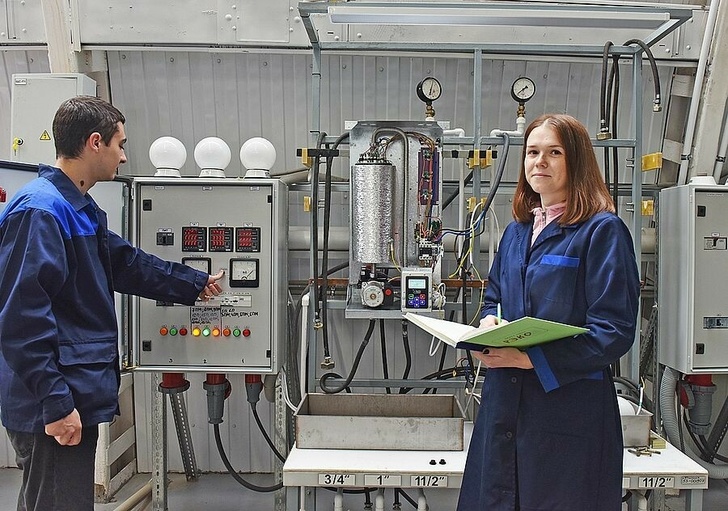 Контролер Екатерина Ямкина и регулировщик РЭАиП цеха №55 Артур Назарян проводят приемо-сдаточные испытания электрокотла.