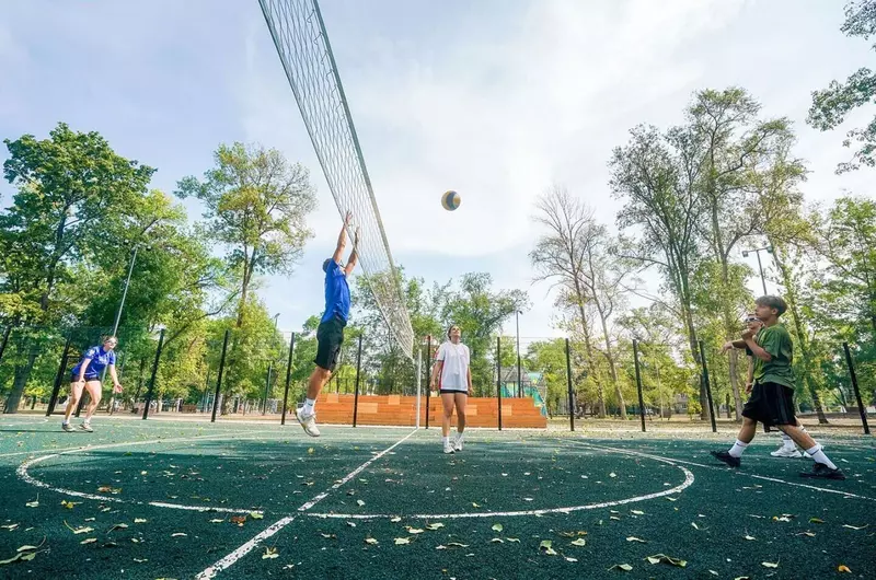 Иллюстрация #2 для «Спорт: Московские коммунальщики обустроили парки и скверы Донецка и Луганска»