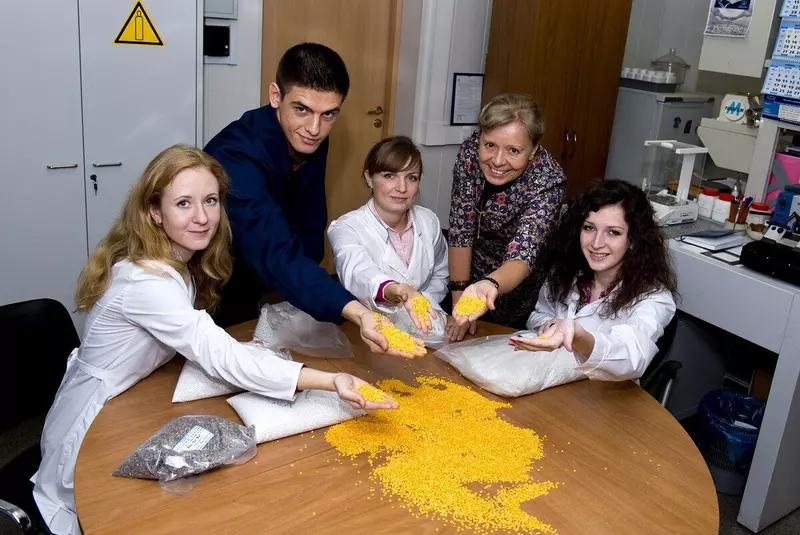 В лаборатории НТЦ ПОЛИПЛАСТИК