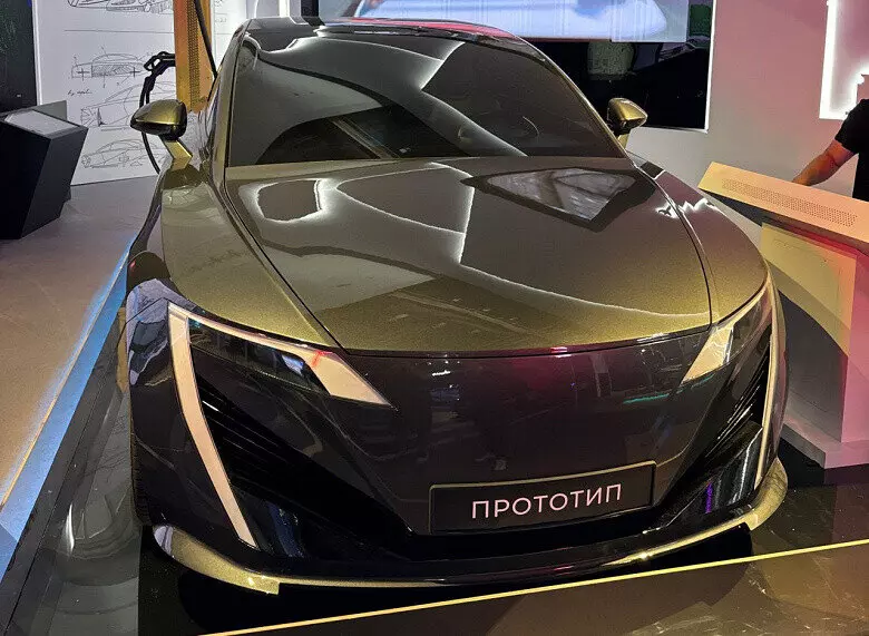 Изображение №3 для новости «Молния: В Москве показали новый российский электроседан»